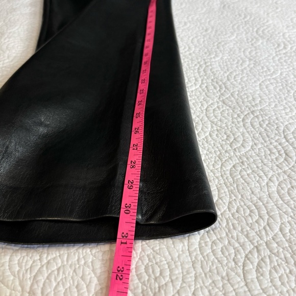 The Effortless Pant™ New
High-waisted wide-leg Vegan Leather pants si 10 - Picture 13 of 16